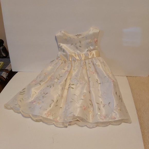 Dress - Picture 2 of 4